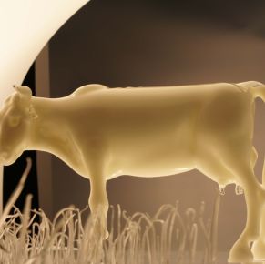 стеклянные формы коровы и луговых цветов