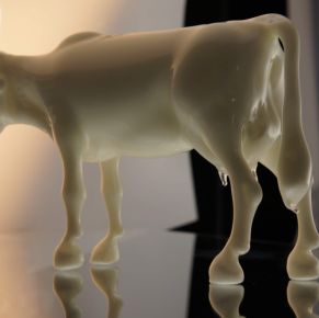 стеклянные формы коровы и луговых цветов